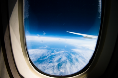 飛行機の窓についた水の結晶